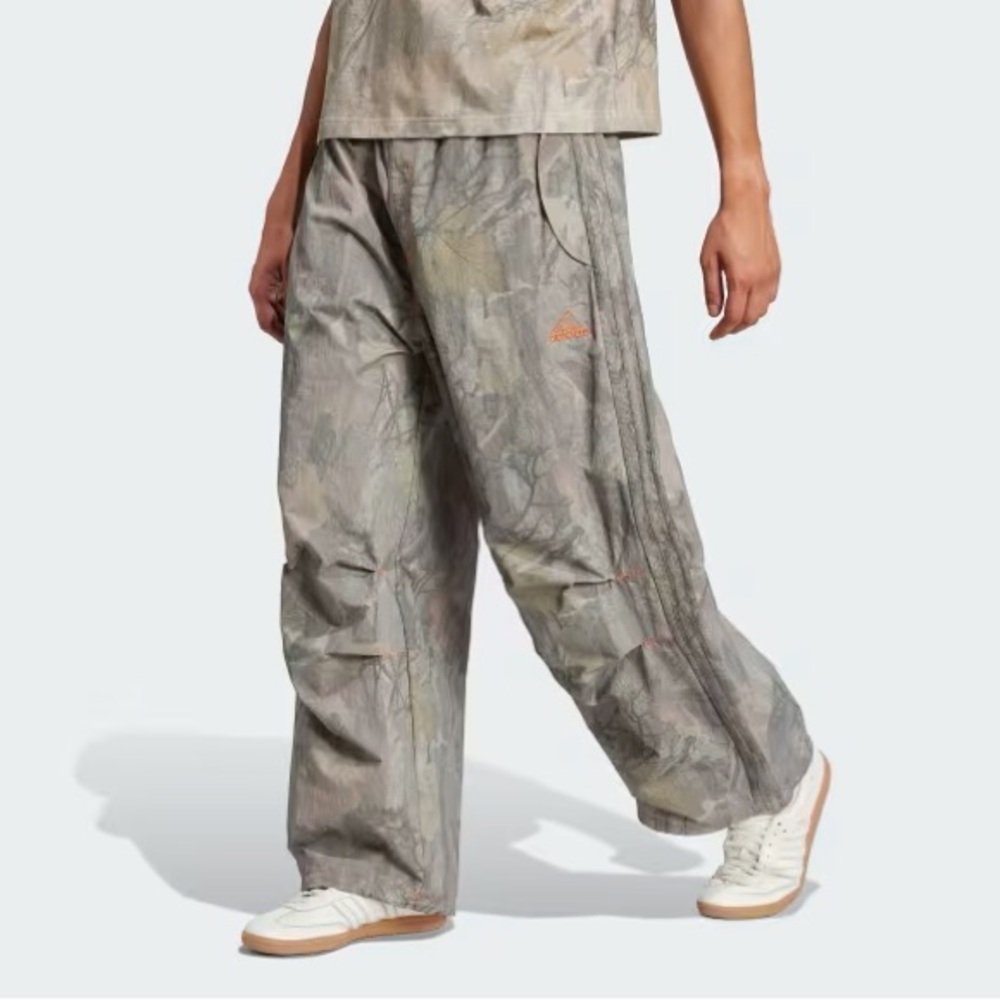Adidas camo pants Q1 
Size : 2Xl
Pd: They are brand new never worn.